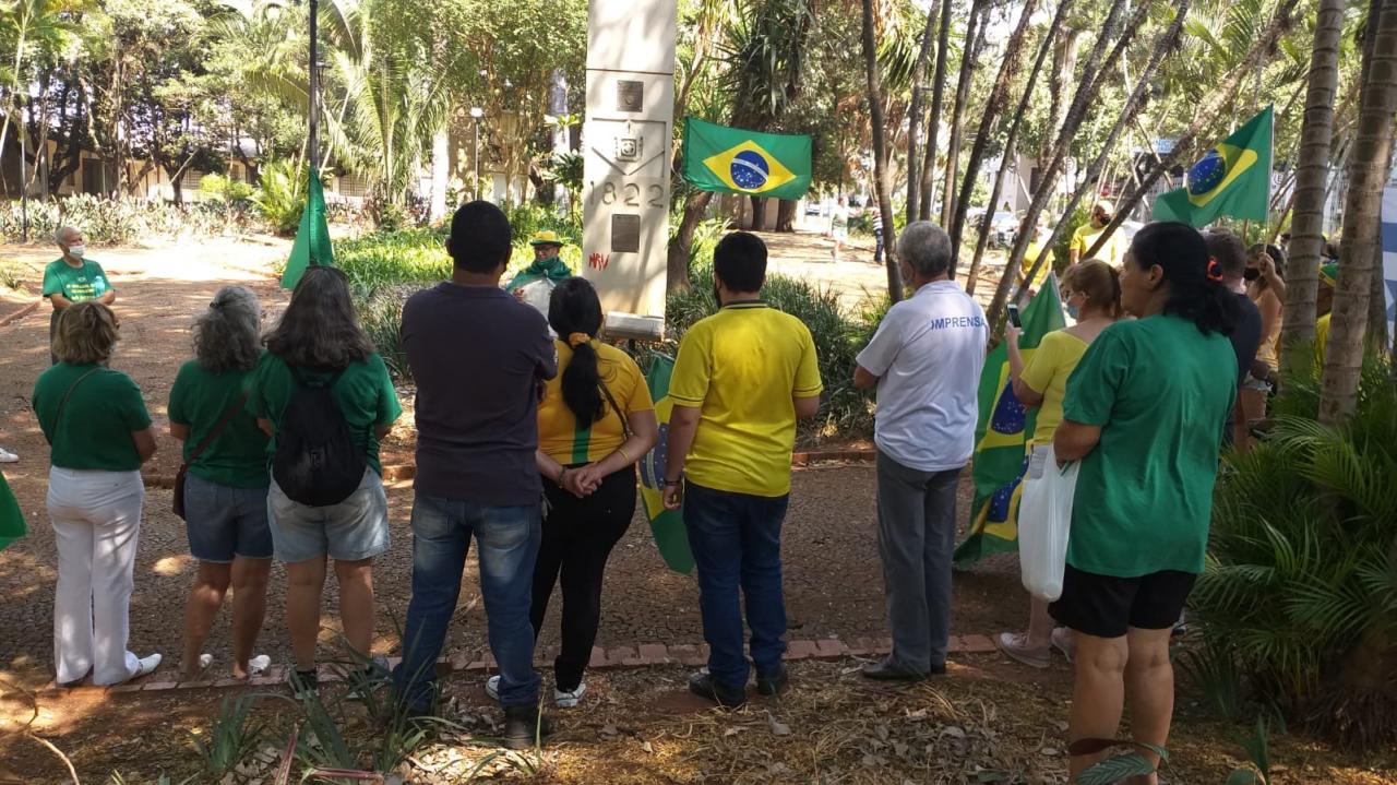 Foto 13 de 31 — Manifestantes fazem ato pró-Bolsonaro na Praça da Independência; veja imagens
